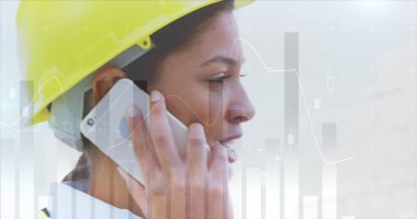 Ofiste çalışan bir iş kadınının mali veri işleme görüntüsü. Küresel bağlantılar iş dünyası dijital arayüz teknolojisi ve dijital olarak oluşturulan ağ konsepti.