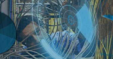 Ağ teknisyeni sunucu rafındaki renkli kabloları dijital kaplamayla inceliyor. Teknoloji, veri merkezleri, ağ oluşturma, siber güvenlik, bağlantı, dijital arayüz, altyapı