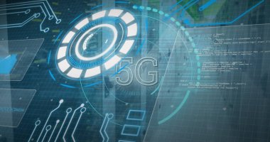 Şehrin ufuk çizgisinde dairesel HUD grafik ve kod parçacıkları ile fütürist 5G arayüzü gösteriliyor. Teknoloji, yenilik, dijital, siber, akıllı şehir, bağlantı arayüzü