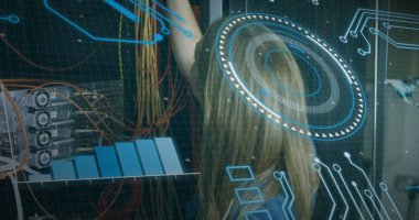 Beyaz kadın mühendis sunucu odasında çalışan yuvarlak tarayıcı ve veri işleme görüntüsü. Bilgisayar arayüzü ve iş veri depolama teknolojisi kavramı