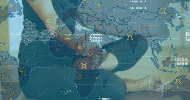 Yoga pratisyeni yoga stüdyosunda ön planda otururken, veri haritası eşleşmesi, kopyalama alanı ile birlikte. Meditasyon, sağlık, teknoloji, dijital, bağlantı, farkındalık, minimalizm