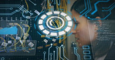 Yuvarlak tarayıcı ve veri işleme görüntüsü sunucu odasında çalışan kadın mühendis üzerinde. Bilgisayar arayüzü ve iş veri depolama teknolojisi kavramı