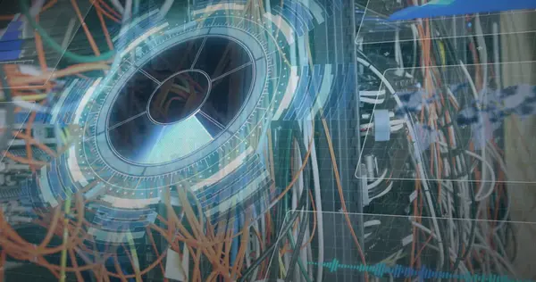 Veri merkezindeki sunucu rafında hologramla birlikte turuncu gri beyaz ağ kabloları gösteriliyor. Teknoloji, ağ oluşturma, veri, dijital, altyapı, fütüristik, bağlantı