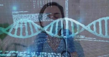 Teknoloji laboratuvarında veri analiz eden kadın bir tıp uzmanı. Akış kodu ve DNA sarmalı var. Biyoteknoloji, sağlık, yenilik, dijital, bilim, araştırma, laboratuvar