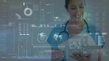 Holografik çizelgeler ve grafiklerle etkileşimde olan kadın bir tıp uzmanı, sağlık verilerini analiz ediyor. Sağlık, teknoloji, yenilik, analitik, dijital, tıbbi, geleceksel