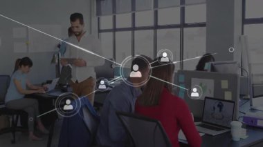 İş yerinde işbirliği yapan iş arkadaşları, ağ simgeleriyle teknoloji veri akışını görselleştiriyorlar. İşbirliği, teknoloji, ağ oluşturma, modern, profesyonel, takım çalışması, çalışma alanı