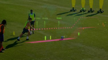 Futbol takım arkadaşları antrenman sahasında serbest atış yaparak animasyon şamdan finans grafiklerini gösteriyorlar. Atletik, takım çalışması, spor, açık hava, eğitim, dinamik, sağlık