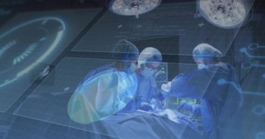 Ameliyathanede ameliyat yapan cerrahi ekip holografik ızgara ve yaşam belirtileri monitörünü gösteriyor. Tıbbi, takım çalışması, fütüristik, sağlık hizmeti, yenilik, klinik, hassasiyet