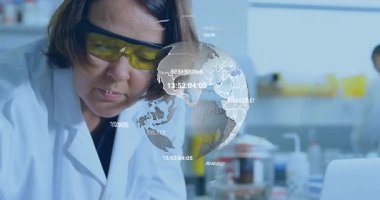 Teknoloji laboratuvarında holografik küreyi inceleyen kadın bilim adamı animasyon veri örtüleri sergiliyor. Gelecekçi, yenilikçi, araştırma, görselleştirme, dijital, bilim, teknoloji