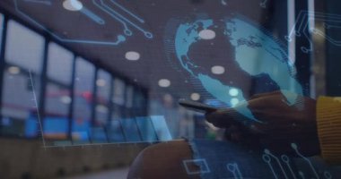 Teknoloji ortak çalışma salonunda elinde akıllı telefon tutan kadın dünya haritası ve devre örtüleri sergiliyor. Teknoloji, yenilik, veri, bağlantı, fütüristik, ağ, dijital