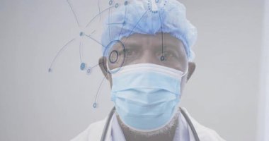 Kıdemli doktor cerrahi maske takıyor ve steteskop ile tıbbi ağ projeksiyonu yapıyor. Tıbbi, sağlık, teknoloji, klinisyen, yenilik, tanı, iletişim