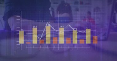 Ofiste dizüstü bilgisayarda yazan kişi, çizgi, satır ve veri etiketli animasyon finans tablolarına bakıyor. Analizler, teknoloji, dinamik, profesyonel, başarı, modern, görselleştirme