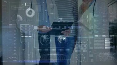 Doktorlar ve hasta, klinikteki stetoskoplarla tableti gözden geçiriyorlar. Holografik çizelgeleri gösteriyorlar. Tıbbi, sağlık, tanı, araştırma, yenilik, teknoloji, işbirliği