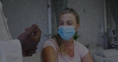 Hastanedeki doktor kadın hastaya animasyon şebekesi ile enjeksiyon yapılıyor. Tıbbi, sağlık, klinik, steril, tanı, terapi, sağlık