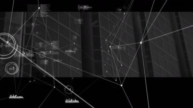Yükseklik cephesine bağlanan tek renkli ağ düğümleri, yüzen grafikler ve göstergeler gösterir. Fütüristik, teknoloji, veri, bağlantı, kentsel, parlak, analiz