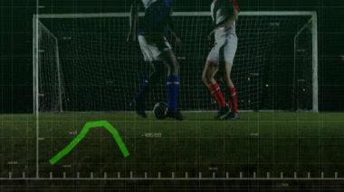 İki erkek futbolcu kalenin yakınındaki topa meydan okuyor ve yeşil grafik veri teknolojisi örtüşmeleri sergiliyorlar. Atletizm, rekabet, spor, performans, analitik, dijital, yoğunluk