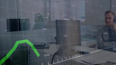 Erkek ofis çalışanı masasında arama yapıyor, yeşil hat grafiğini gösteriyor, finans verilerini takip ediyor. Şirket, iş, dijital, teknoloji, profesyonel, analitik, danışma
