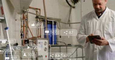 Olgun erkek mühendis, boruları ve yüzen bildirim simgeleriyle tablet endüstriyel santralini izliyor. Teknik, endüstriyel, dijital, mühendislik, otomasyon, modern, aygıt