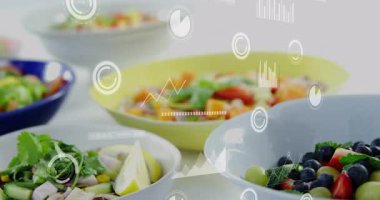 Yarı saydam dijital grafiklerle yüzen salata kaseleri düz tasarımda besin verilerini gösteriyor. Taze üretim, sağlık, teknoloji, veri görselleştirme, renkli, modern, sağlıklı