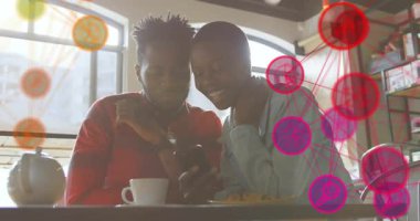 Kadın ve erkek kafeteryada veri içgörülerini paylaşıyor, ağ örtüşmeleri ve akıllı telefon grafikleri var. Rahat, işbirliği, modern, iletişim, teknoloji, kentsel, arkadaşlık