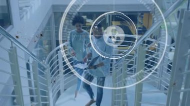 İki iş arkadaşı, iş için ağ örtülü tablet ve panoyu inceleyen merdivenlere tırmanıyor. İşbirliği, yenilik, teknoloji, modernlik, takım çalışması, bağlantı, profesyonel