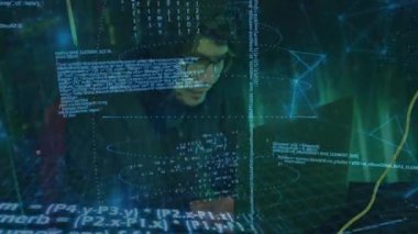 Karanlık Teknoloji 'de çalışan gözlüklü bir adam holografik kod akışlarıyla arayüzde. Siber güvenlik, yenilik, dijital, geleceksel, hesaplama, teknoloji, arayüz