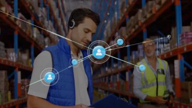 Depo çalışanları tablet yazıyor ve kutuları tarıyor, kullanıcı simgeleri ve konuşma baloncukları gösteriyor. Sanayi, işbirliği, lojistik, dijital, verimlilik, yönetim, teknoloji