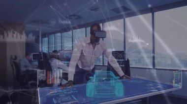 Teknoloji yöneticisi dijital masada duruyor, holografik araba modeli ve çizelgeleri ile etkileşimde. Gelecekçi, yenilikçi, işbirliği, dijital, çalışma alanı, profesyonel, görselleştirme
