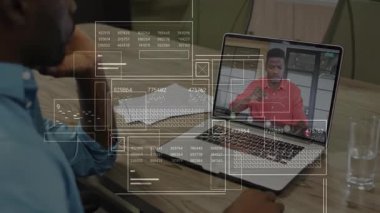 Konferans masasında iş birliği yapan iş ekibi kod grafikleri ve dosyalarla laptop aramasını gösteriyor. Profesyonel, dijital, modern, takım çalışması, teknoloji, kurumsal, yenilikçi