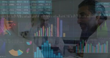 Tıbbi ekip masa etrafında danışmanlık yapıyor, dokümanları inceliyor, yüzen bar grafikleri ve pasta grafiklerini gösteriyor. Sağlık, analitik, işbirliği, veri görselleştirme, profesyonel, yenilik, teknoloji