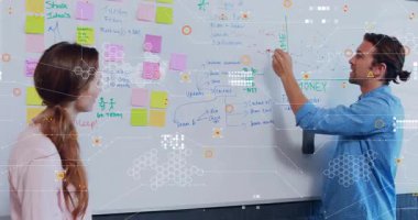 Ekip zaman çizelgesi yazıyor ve tahtadaki yapışkan notları inceliyor. Finansal altıgen kaplamasını gösteriyor. İşbirliği, beyin fırtınası, planlama, strateji, yenilik, bilgi grafikleri, takım çalışması