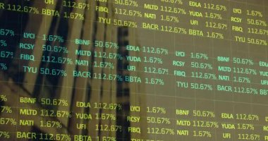 Ticker sembolleri ızgara boyunca akıyor, şeffaf kaplamalı yeşil sarı yüzdeleri gösteriyor. Finans, teknoloji, veri görselleştirme, dijital, kurumsal, analitik, yatırım