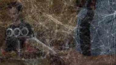 İki müzisyen müzik stüdyosunda bateri ve mikrofon kullanarak ağ örgüsü oluşturan panellerin önünde duruyor. Müzisyenler, işbirliği, ses geçirmez, modern, ekipman, yaratıcı, performans