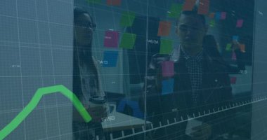 İş arkadaşları ekrandaki yükselen finans tablosuna işaret ederek yüzen renkli veri bloklarını gösteriyorlar. İş, teknoloji, analiz, takım çalışması, yenilik, modern, kurumsal