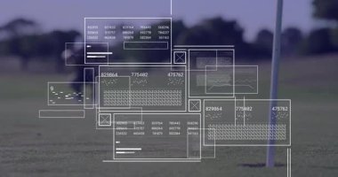 Adam çim tarlasında diz çökmüş, elinde akıllı telefon, teknoloji arayüzünde yüzen grafikleri izliyor. Teknoloji, veri, analitik, spor, fitness, açık hava, fütüristik