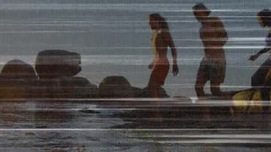 Dostlar gün batımında plajda koşup su sıçratıyor, animasyon sağlık çizelgeleri ve ikonlar gösteriyorlar. Kıyı, macera, canlılık, eğlence, dinamik, açık hava, enerjik