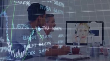 Konferans masasının etrafında finans stratejisi tartışan meslektaşlar, canlandırılmış şamdan çizelgeleri gösteriyorlar. İşbirliği, takım çalışması, şirket, iş, teknoloji, analiz, profesyonel