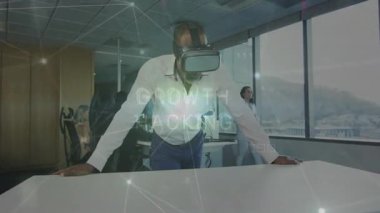 Erkek, iş geliştirme grafiği olan belgeleri elinde tutarken masada VR kulaklık kullanıyor. Teknoloji, işbirliği, yenilik, fütüristik, dijital, çalışma alanı, şirket
