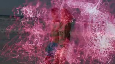 Çiftler kıyı şeridi boyunca yürüyorlar pembe beyaz ışık çizgileri olan teknoloji konsepti sergiliyorlar. Romantizm, huzur, minimalizm, alacakaranlık, akış, bağlantı, estetik