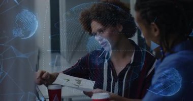 Teknoloji ofisindeki basılı çizelgeleri inceleyen iki meslektaşım animasyon dünyasını ve veri noktalarını inceliyor. İş, takım çalışması, yenilik, dijital, çağdaş, işbirliği, analitik