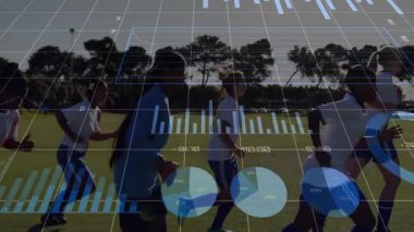 Kadın futbolcular çim sahası boyunca koşuyor, spor analitik çizelgeleri ve çizgiler sergiliyorlar. Sporcular, takım çalışması, fitness, açık hava, rekabetçi, antrenman, dinamik