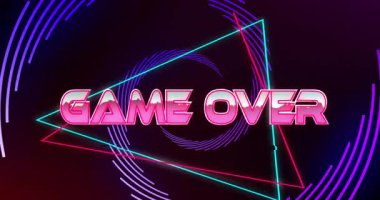 Karanlık gradyan arkaplan ve kesişen üçgenler ile Neon oyun üzerinden parlayan metin merkezi. Neon, fütüristik, geometrik, dijital, siber, soyut, canlı