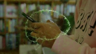 Akıllı telefon tutan ve eğitim teknolojisi için yeşil holografik ağ ile etkileşim halinde olan bir kadın. Gelecek, yenilik, dijital, öğrenme, iletişim, teknoloji, soyutlama