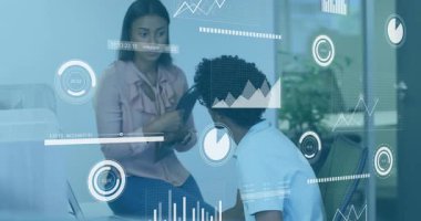 Kadın klasörü tutuyor ve erkek dizüstü bilgisayarda oturuyor. Üç boyutlu çizelgelerle iş verilerini inceliyor. İşbirliği, dijital, yenilik, takım çalışması, modern, kurumsal, analitik