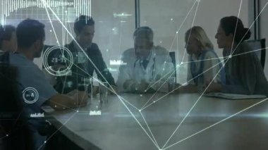 Tıbbi ekip hasta araştırmalarını konferans masasının etrafında tartışıyor, ağ grafiklerini gösteriyor. İşbirliği, profesyonellik, yenilik, teknoloji, takım çalışması, sağlık hizmetleri, veri