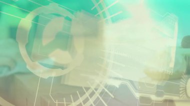 Tabletleri ve holografik veri panelini gösteren klavyeye yazı yazan iş adamlarının siluetleri. Futuristik, dijital, teknoloji, yenilik, arayüz, ağ oluşturma, kurumsal