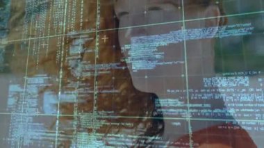 Kadın sanal teknoloji arayüzünü analiz ediyor, saydam yeşil ızgarayı örtüyor ve kodları kaydırıyor. Futuristik, teknoloji, dijital, yenilik, arayüz, veri, siber