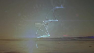 Gün batımında ıslak kıyı şeridi boyunca koşan bir kadın. Dijital sarmal ve kod halkaları sağlık teknolojisini gösteriyor. Siluet, plaj, günbatımı, teknoloji, fitness, yenilik, macera