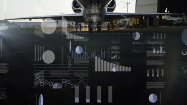 Özel jet burnu egemen rampa, bar grafikleri, pasta grafikleri, servis kamyonu ve 3 boyutlu hangarı gösteriyor. Lüks, havacılık, şirket, ulaşım, teknoloji, verimlilik, yenilik