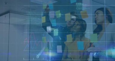 İş arkadaşları teknoloji toplantı odasında işbirliği yapıyor, yüzen yapışkan notları, çizgi grafiklerini, kodları vurguluyorlar. İşbirliği, takım çalışması, yenilik, beyin fırtınası, modern iş, veri